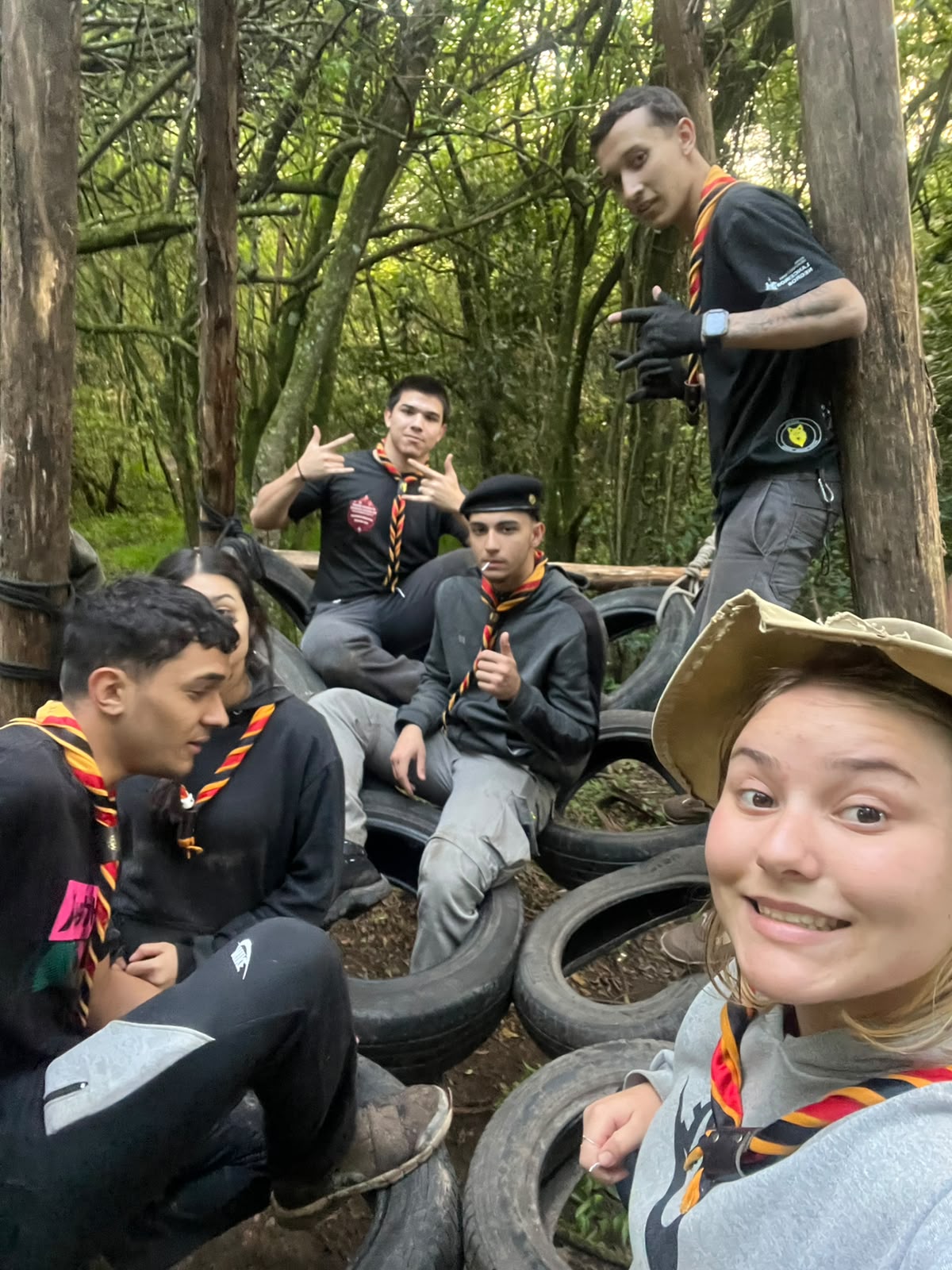 Clã Pioneiro reunido em atividade ao ar livre