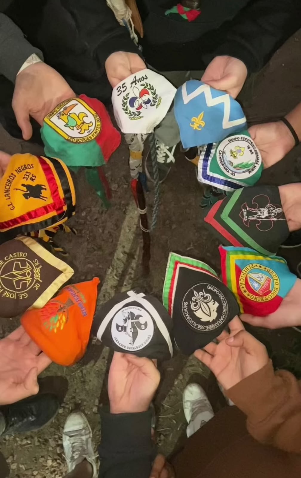 Lenços de grupos escoteiros reunidos em atividade pioneira