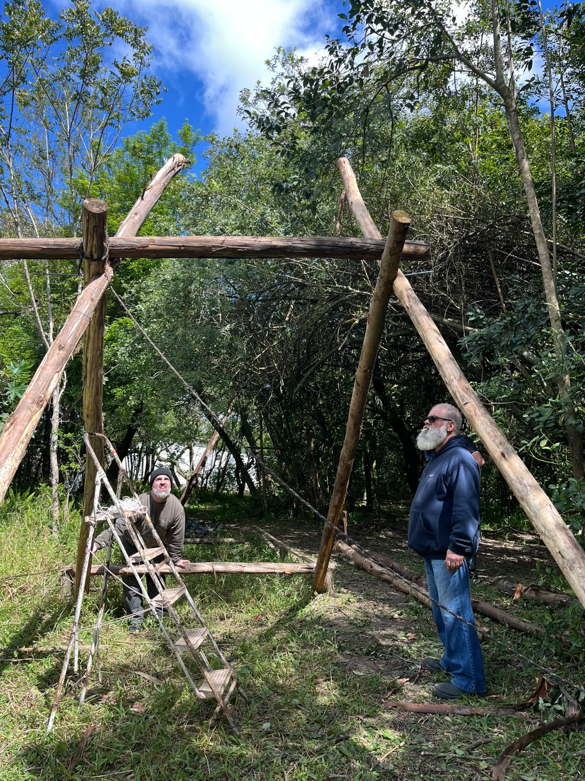 Chefes montando estrutura de pioneiria na mata