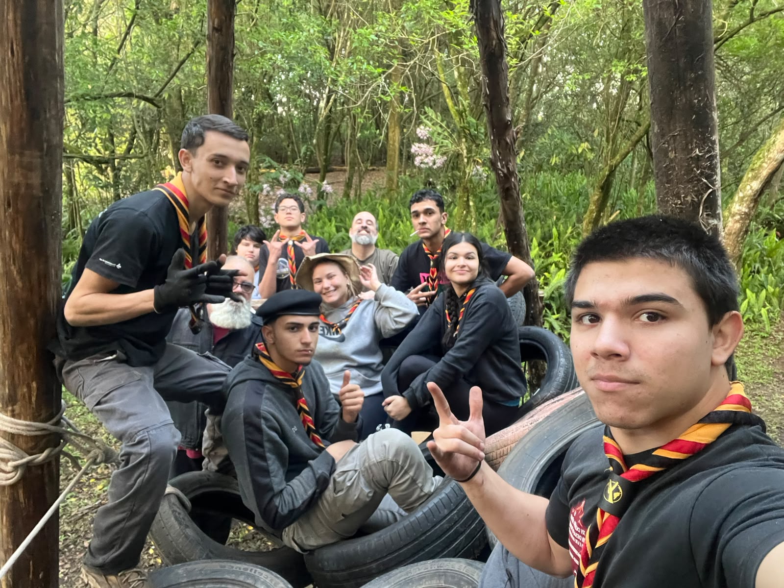 Tropa Sênior reunida em atividade ao ar livre