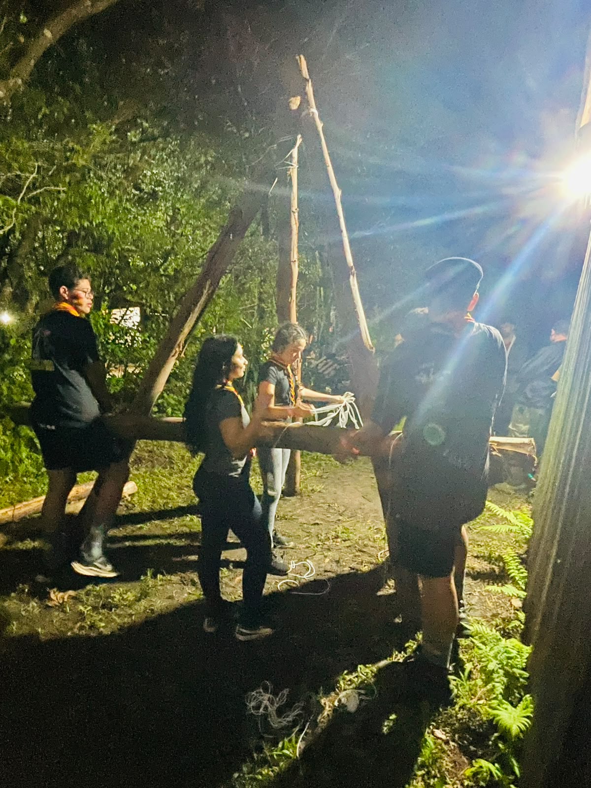 Sêniores montando estrutura em atividade noturna